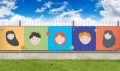 Brise-vue de balcon coloré sur mesure avec illustrations d'enfants souriants sur fond de ciel bleu avec nuages