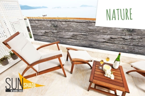 Werbe-Balkonbespannung mit Altholz-Druck aus der Nature-Serie auf einer Terrasse mit Meerblick