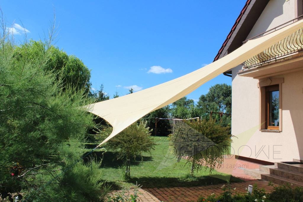 Toldo vela cuadrado color arena 3x3 m de HDPE instalado sobre la terraza del jardín en casa