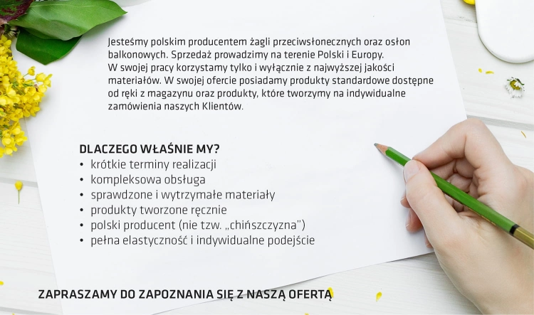 Tekst reklamujący żagle przeciwsłoneczne polskiego producenta na tle dłoni z ołówkiem i żółtych kwiatów