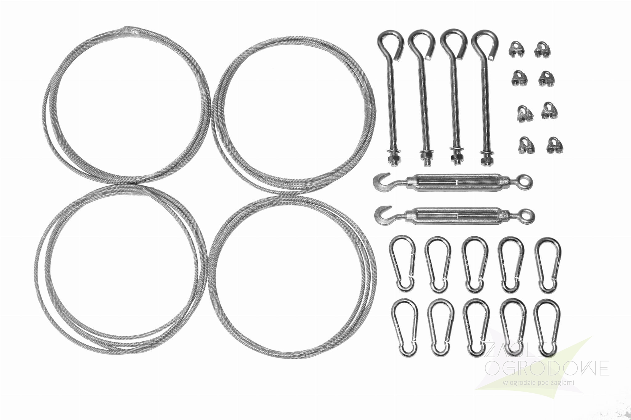 Kit de montage pour voile d'ombrage : câbles d'acier, tendeurs, mousquetons, serre-câbles et vis à œil sur fond blanc