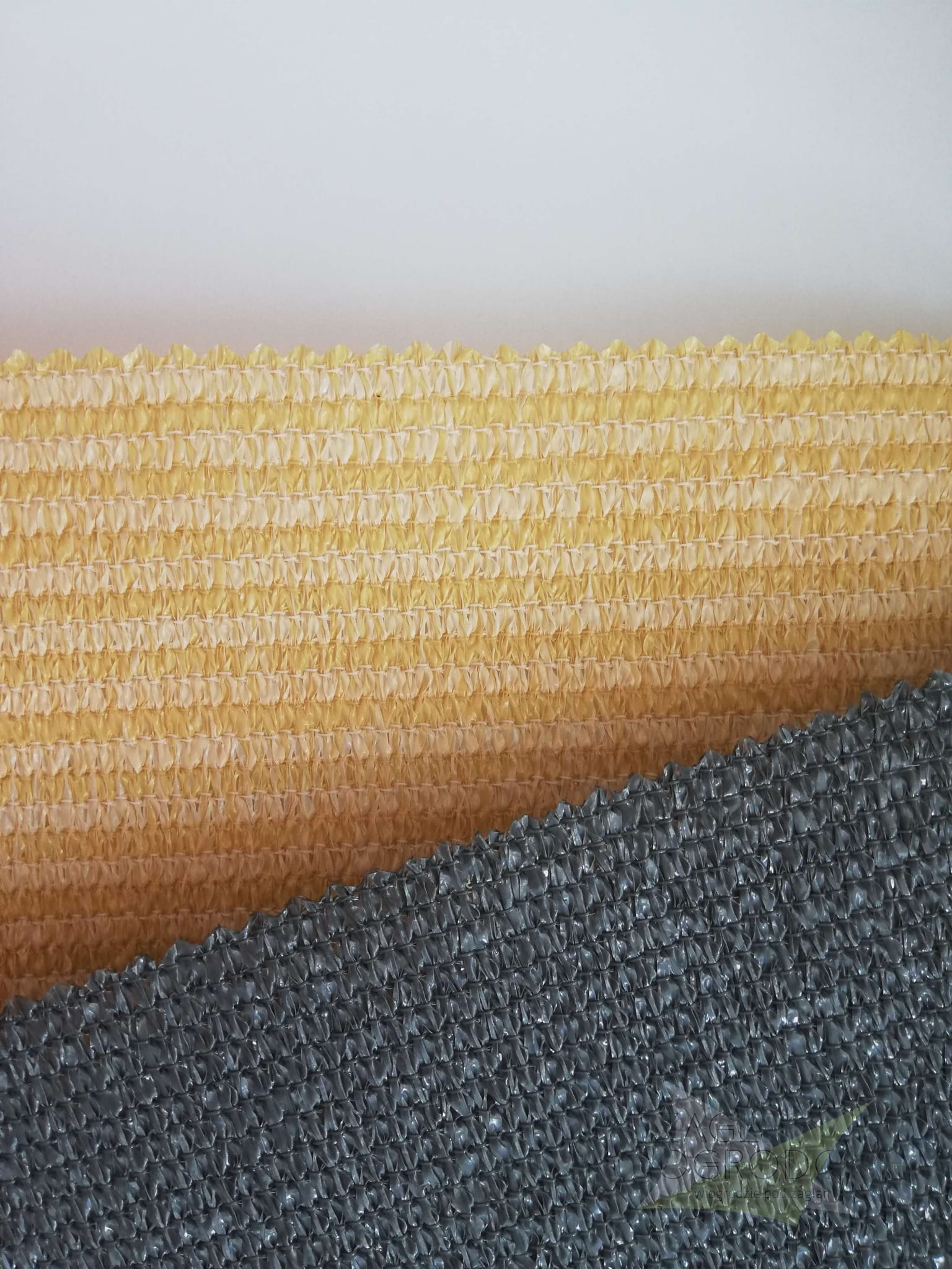 Échantillon de voiles d'ombrage en maille PEHD respirante, coloris sable et anthracite, sur mesure