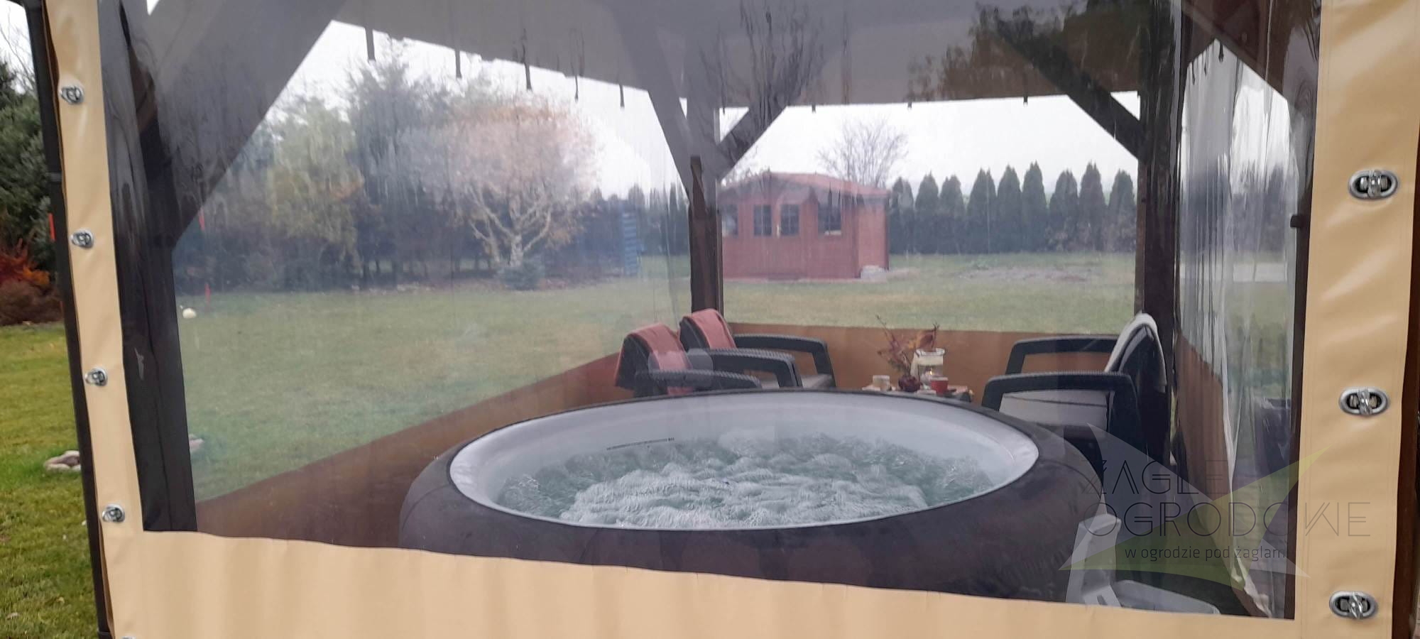Przezroczysta plandeka na taras osłaniająca altanę z jacuzzi i meblami wypoczynkowymi w ogrodzie turn-lock