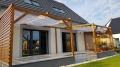 Vela ombreggiante impermeabile Premium 2,5x3 m estensibile su moderna pergola in legno vicino alla terrazza