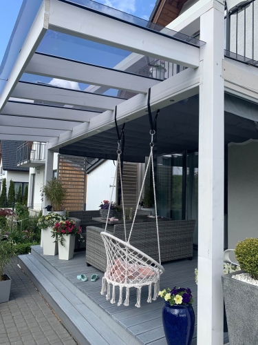 Store horizontal solaire gris sous un toit de terrasse en verre avec mobilier de jardin moderne