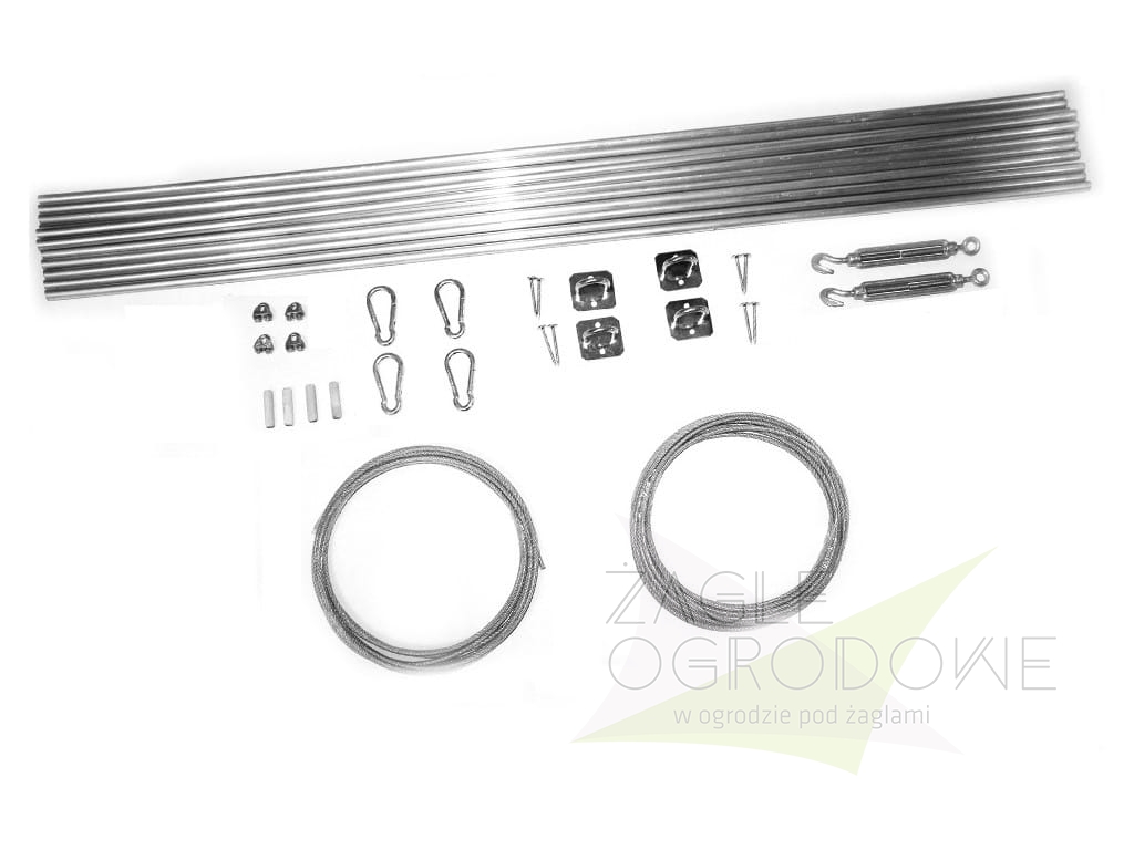Kit de montage pour store bâteau horizontal : tubes, câbles en acier, mousquetons et accessoires sur fond blanc