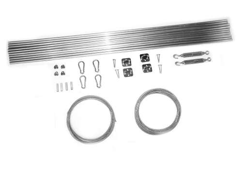 Kit de montage pour store bâteau horizontal : tubes, câbles en acier, mousquetons et accessoires sur fond blanc