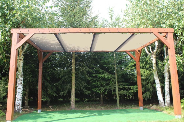 Voile d'ombrage en HDPE beige montée sur une pergola en bois dans un jardin