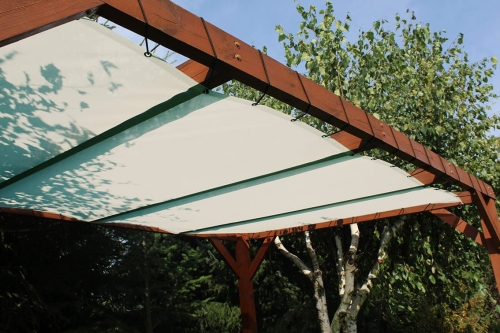 Voile d'ombrage HDPE claire installée sur une pergola en bois dans un jardin
