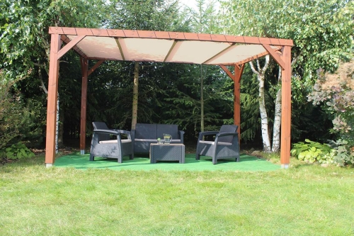 Voile d'ombrage HDPE sur mesure installée sur une pergola en bois avec salon de jardin sur l'herbe