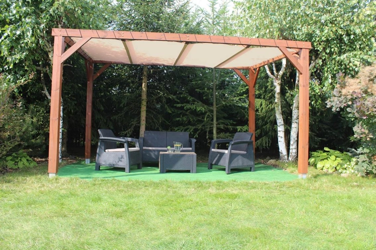 Voile d'ombrage HDPE sur mesure installée sur une pergola en bois avec salon de jardin sur l'herbe