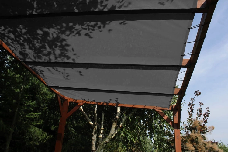 Voile d'ombrage gris en HDPE sur mesure monté sur une pergola en bois dans un jardin
