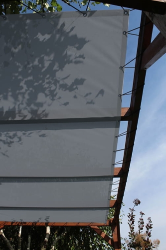 Voile d'ombrage grise en HDPE sur mesure, montée sur une pergola en bois à l'aide de cordes et d'œillets