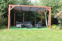Voile d'ombrage gris en HDPE sur mesure monté sur une pergola en bois avec mobilier de jardin sur la terrasse