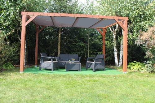 Voile d'ombrage gris en HDPE sur mesure monté sur une pergola en bois avec mobilier de jardin sur la terrasse