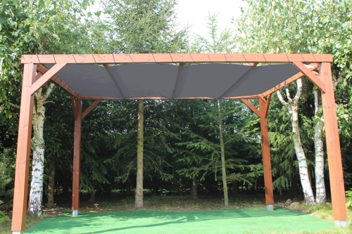 Voile d'ombrage HDPE gris sur mesure, monté sur une pergola de jardin en bois