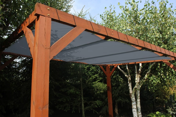 Voile d'ombrage gris en HDPE monté sur une structure de jardin en bois offrant de l'ombre sur la terrasse