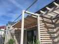 Vela ombreggiante da giardino premium impermeabile, beige, estensibile, 2,5x3 m, installata su una pergola in legno vicino alla casa