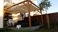 Tenda a vela impermeabile avvolgibile Premium 2,5x3 m montata su una pergola da giardino in legno