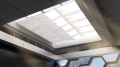 Protección solar blanca en claraboya de techo en interior moderno, a medida