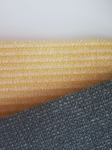 Échantillons de tissu pour voiles d'ombrage sur mesure de couleur sable et graphite avec une maille dense