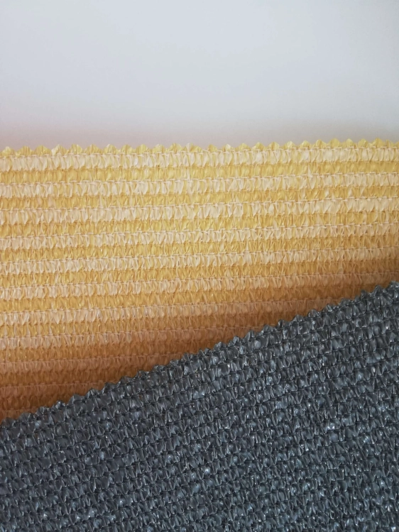 Échantillons de tissu pour voiles d'ombrage sur mesure de couleur sable et graphite avec une maille dense