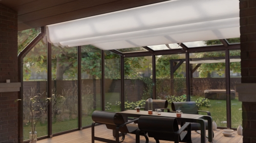 Store horizontal blanc sur mesure sur le toit vitré d'une véranda au-dessus d'une table et de chaises de jardin