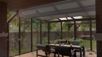 Store banne horizontal sur mesure installé sous le toit de verre d'une véranda moderne