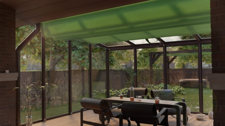 Store horizontal solaire vert sur mesure installé sous le toit en verre d'une véranda moderne