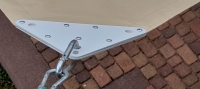 Coin d'une voile d'ombrage en PVC imperméable avec fixation solide et mousqueton en acier