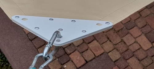 Coin d'une voile d'ombrage en PVC imperméable avec fixation solide et mousqueton en acier