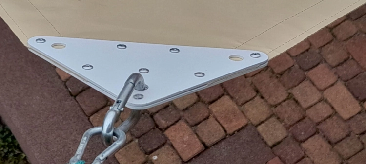 Coin d'une voile d'ombrage en PVC imperméable avec fixation solide et mousqueton en acier