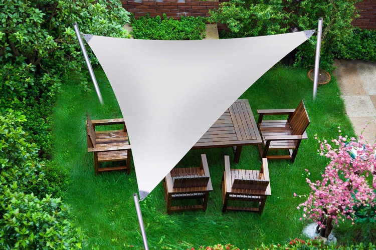 Voile d'ombrage triangulaire imperméable sur mesure tendue au-dessus des meubles de jardin sur la terrasse