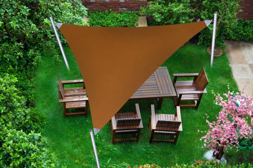 Voile d'ombrage triangulaire imperméable en PVC installée au-dessus de meubles de jardin en bois sur une pelouse