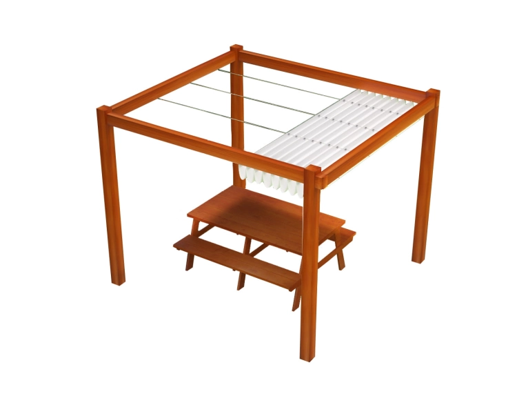 Store romain de terrasse en PVC imperméable sur mesure installé sur une pergola en bois au-dessus d'une table de jardin
