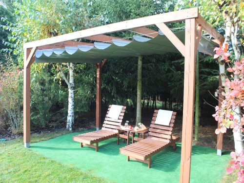 Store romain de terrasse en PVC imperméable sur mesure installé sur une pergola en bois avec transats de jardin