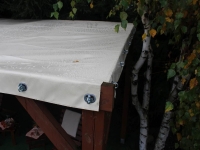 Toit de terrasse clair en PVC sur mesure, fixé par des supports à la structure en bois d'un gazebo