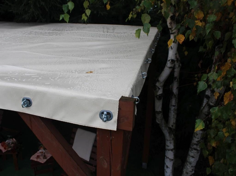 Toit de terrasse clair en PVC sur mesure, fixé par des supports à la structure en bois d'un gazebo