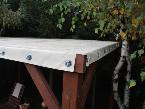 Toit de terrasse blanc en PVC toutes saisons sur mesure, fixé à une structure en bois par des attaches rotatives