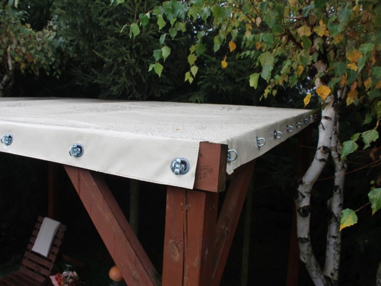 Toit de terrasse blanc en PVC toutes saisons sur mesure, fixé à une structure en bois par des attaches rotatives