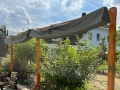 Tenda a vela grigia impermeabile retrattile su pergola in legno, protezione solare Premium