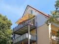 Tenda a vela avvolgibile Premium impermeabile 2,5x3 m montata su una struttura in metallo per balcone.