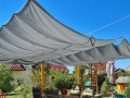 Vela ombreggiante grigia Premium impermeabile scorrevole 2,5x3 m sopra un terrazzo con mobili da giardino