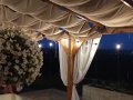 Vela da giardino Premium avvolgibile impermeabile 2,5x3 m montata su una pergola in legno con illuminazione