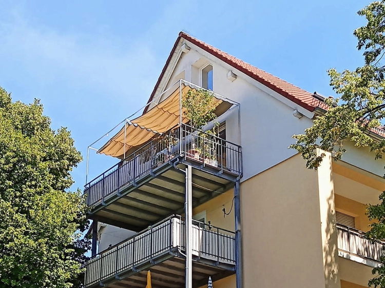 Vodotesná a výsuvná tieniaca plachta 3x3 m Premium namontovaná na balkóne ako slnečná clona