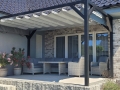 Rulou roman Premium impermeabil pentru terasă 2,5x4 m montat pe o pergolă grafit deasupra mobilierului de grădină