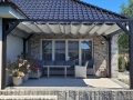 Rulou roman Premium impermeabil pentru terasă 2,5x4 m montat pe o pergolă modernă lângă mobilier de grădină