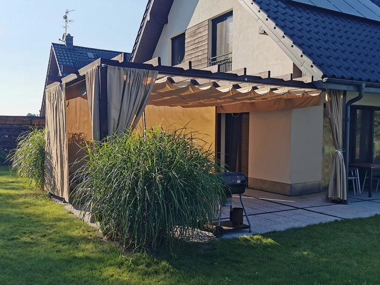 Store romain de terrasse imperméable 3x3 m beige monté sur une pergola moderne près de la maison