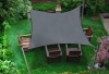 Kit de montaje para toldo vela en terraza de madera con muebles de jardín y toldo gris