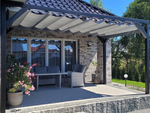 Store romain de terrasse imperméable 3x4 m Premium monté sur une pergola graphite au-dessus de meubles de jardin